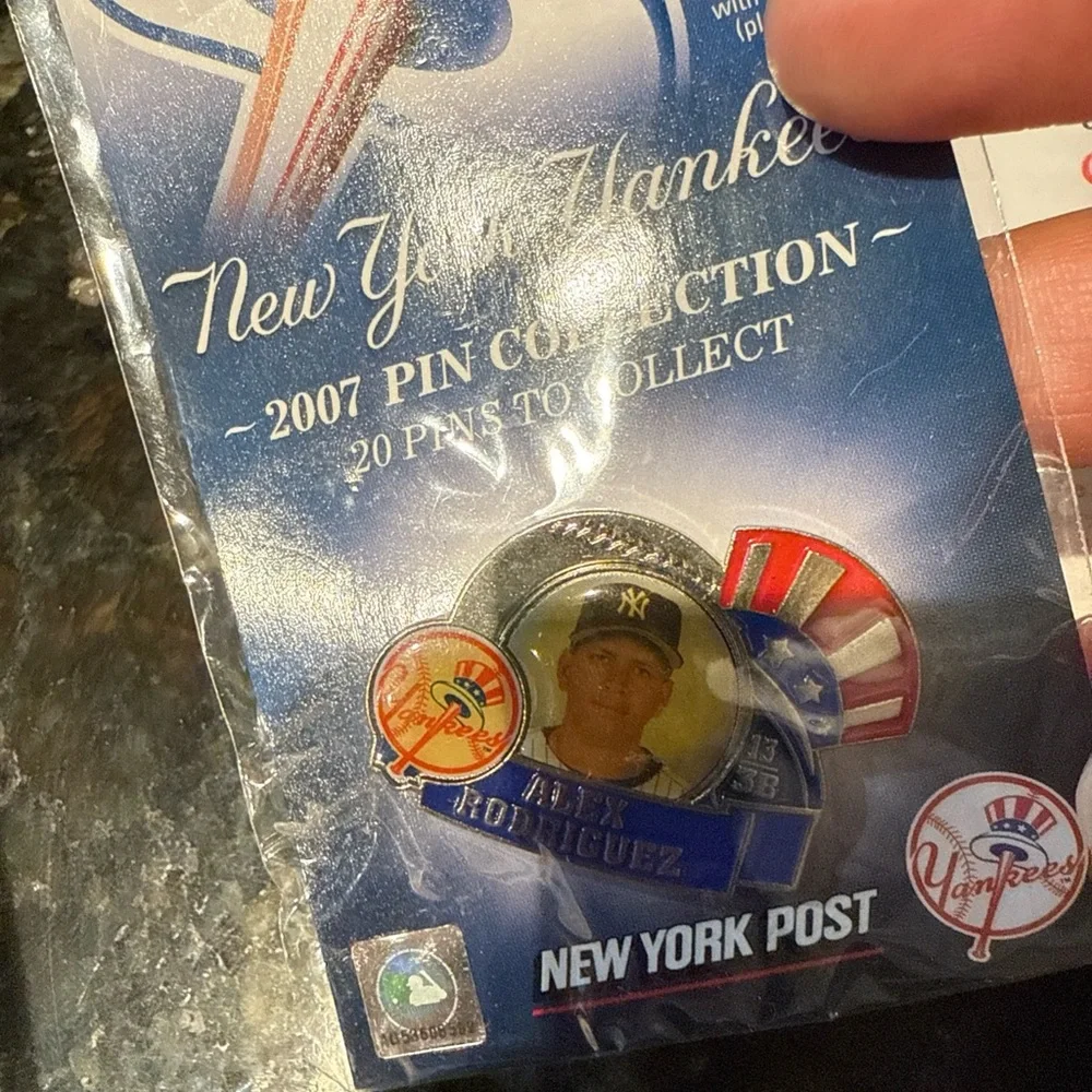 Vintage New York Yankees MLB Pins LOT OF 4‎